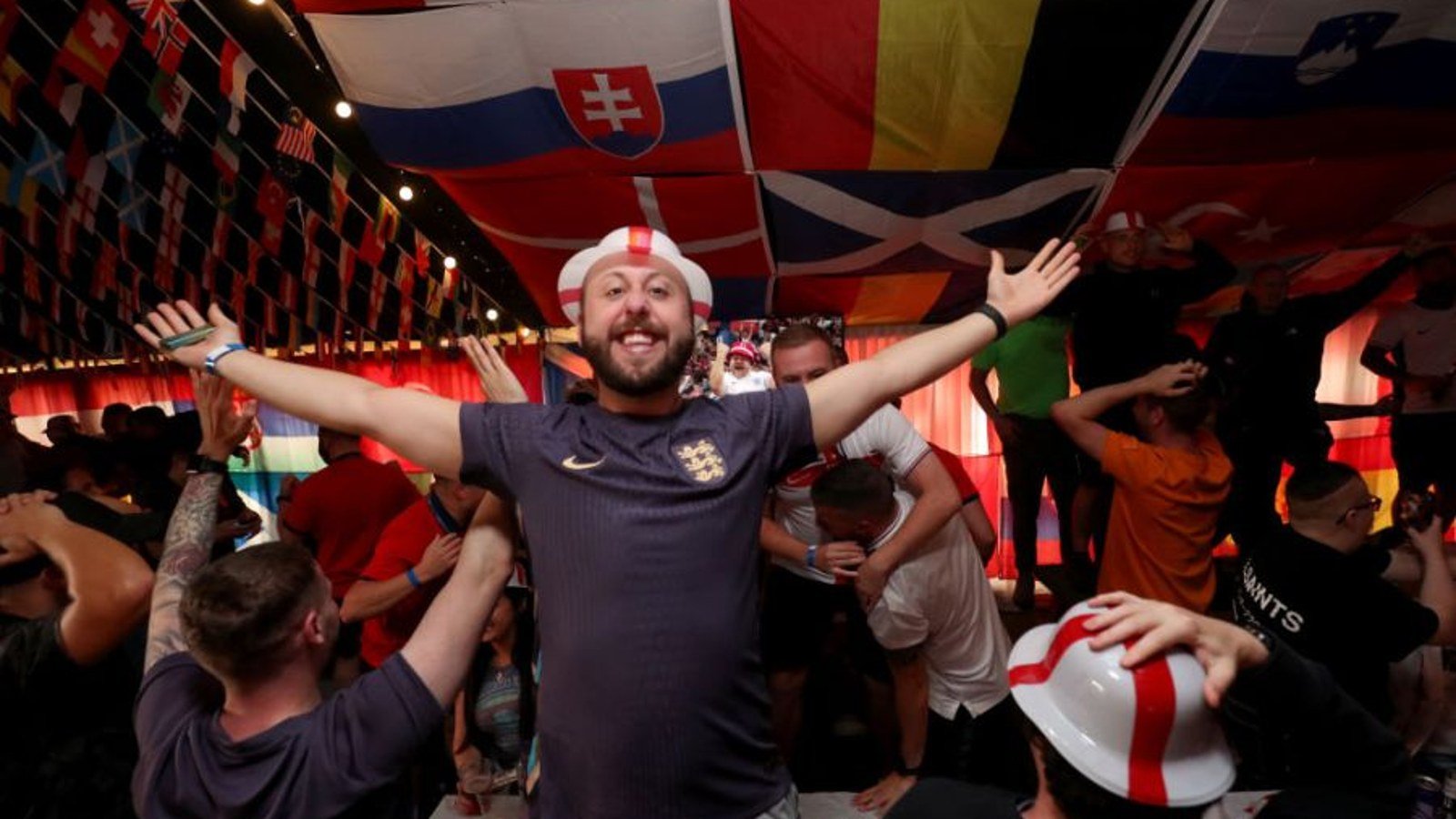 Restaurant service image for World Cup 2026 automatic gratuity coverage